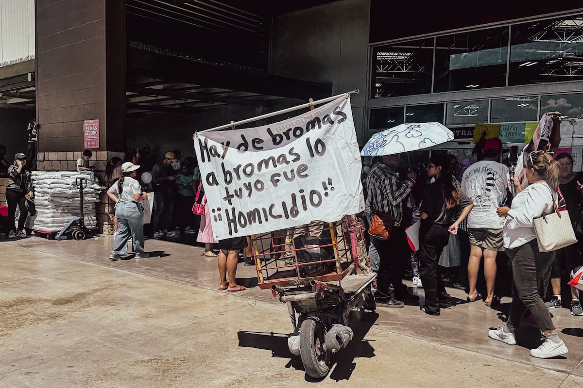 Familiares y ciudadanos exigen justicia por muerte de Carlos Gurrola “Papayita”, presunta víctima de bullying laboral en HEB