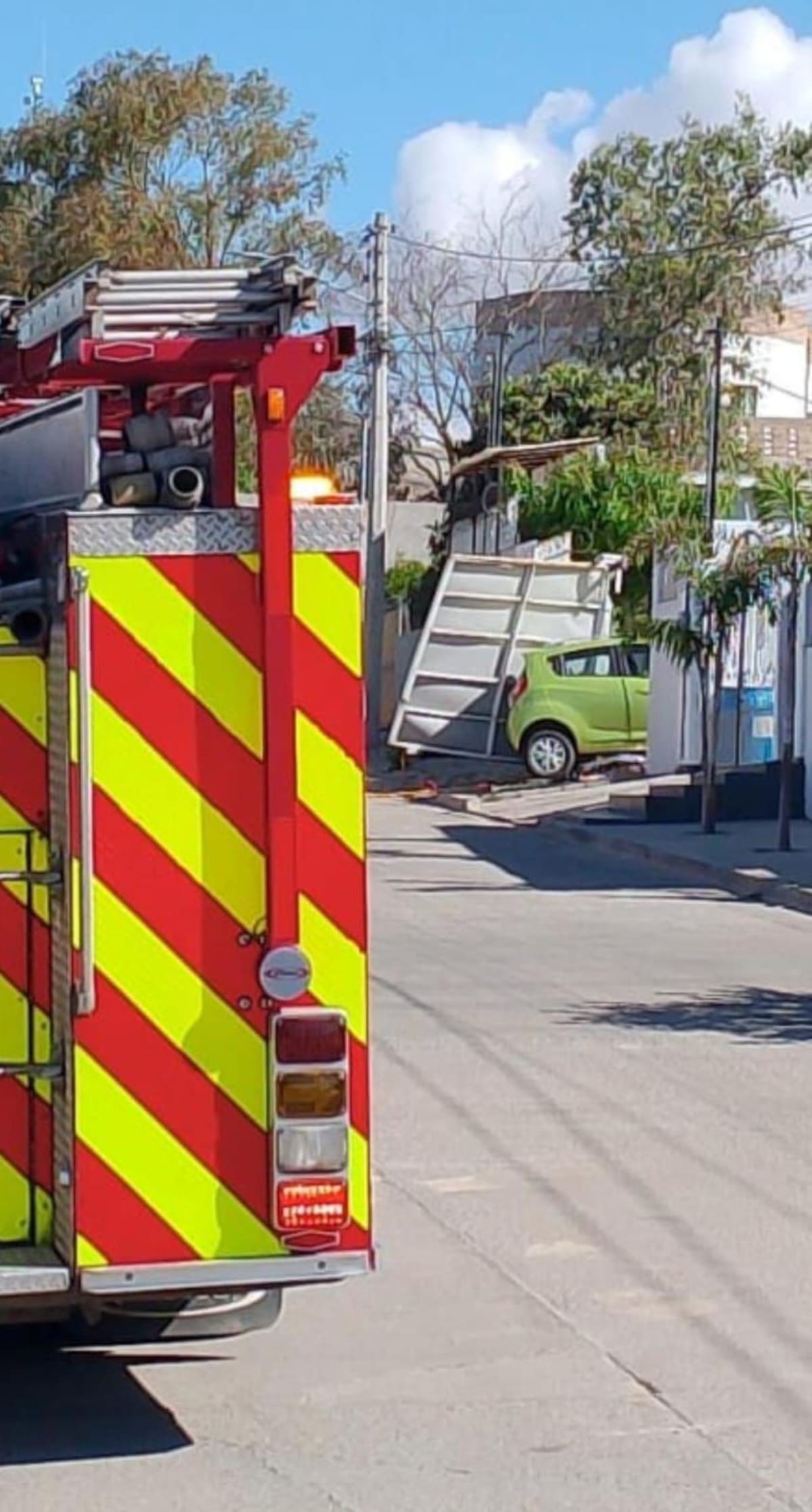 La víctima fue arrollada y proyectada contra el portón de su vivienda tras descender de su automóvil. Foto: Cortesía