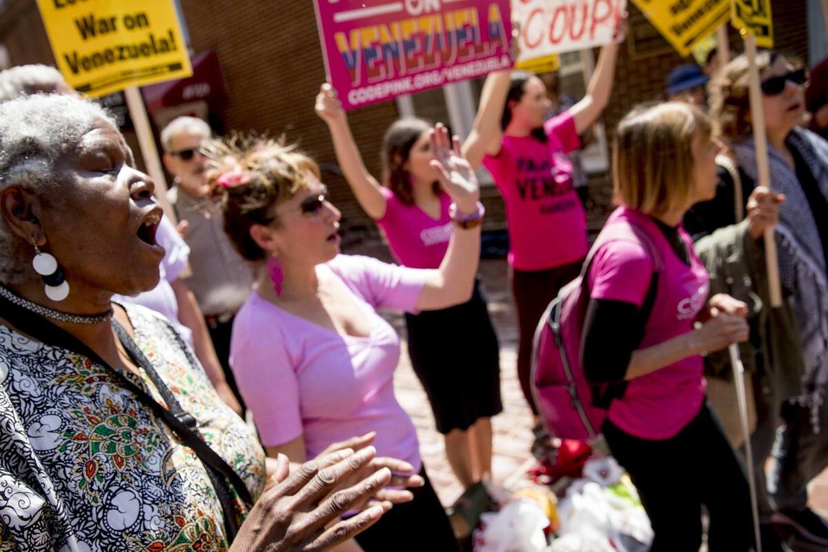 Ocupan activistas embajada venezolana en Washington