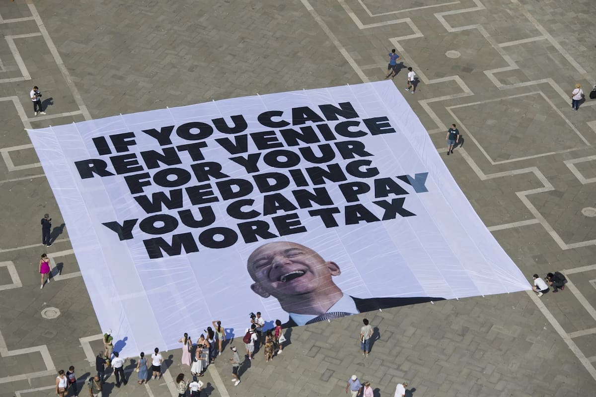 Esta foto, publicada por Greenpeace, muestra una gran pancarta contra la boda planeada del fundador de Amazon, Jeff Bezos, en la Plaza de San Marcos, Venecia, Italia, el lunes 23 de junio de 2025. (Greenpeace vía AP)