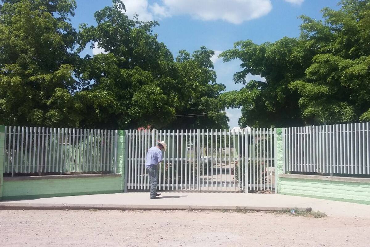 Roban escuela en colonia Puerta del Rey