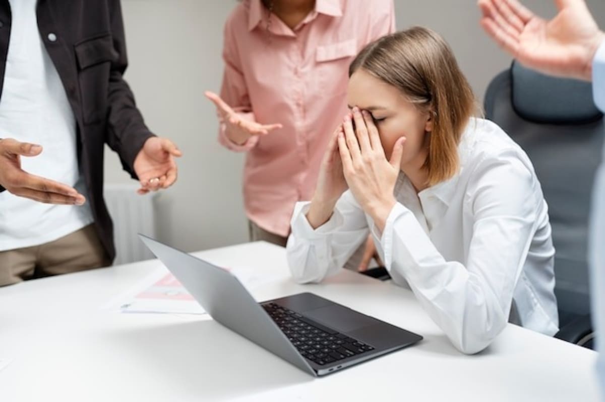 Afectar directamente la disciplina interna del centro de trabajo mediante altercados con sus propios compañeros sí es motivo de despido | Foto: Freepik