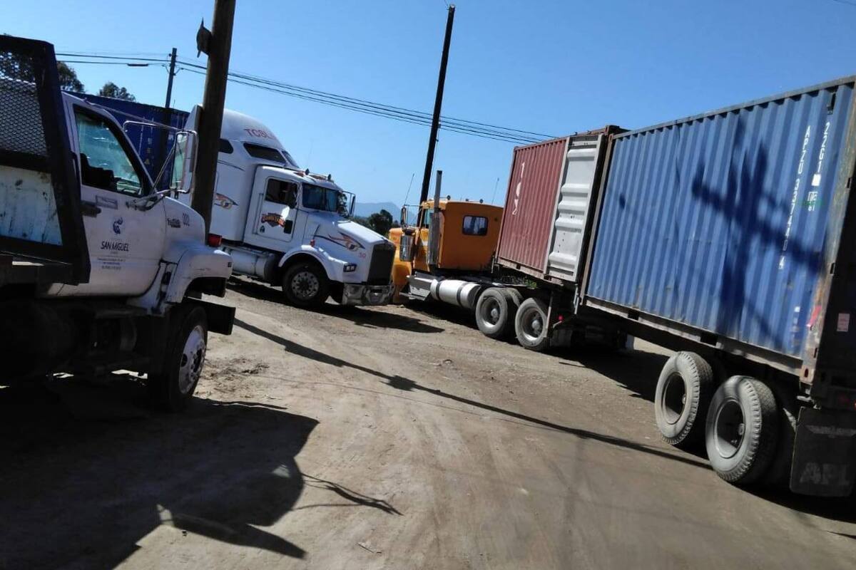 Remolcan 60 unidades tipo tráiler en El Sauzal
