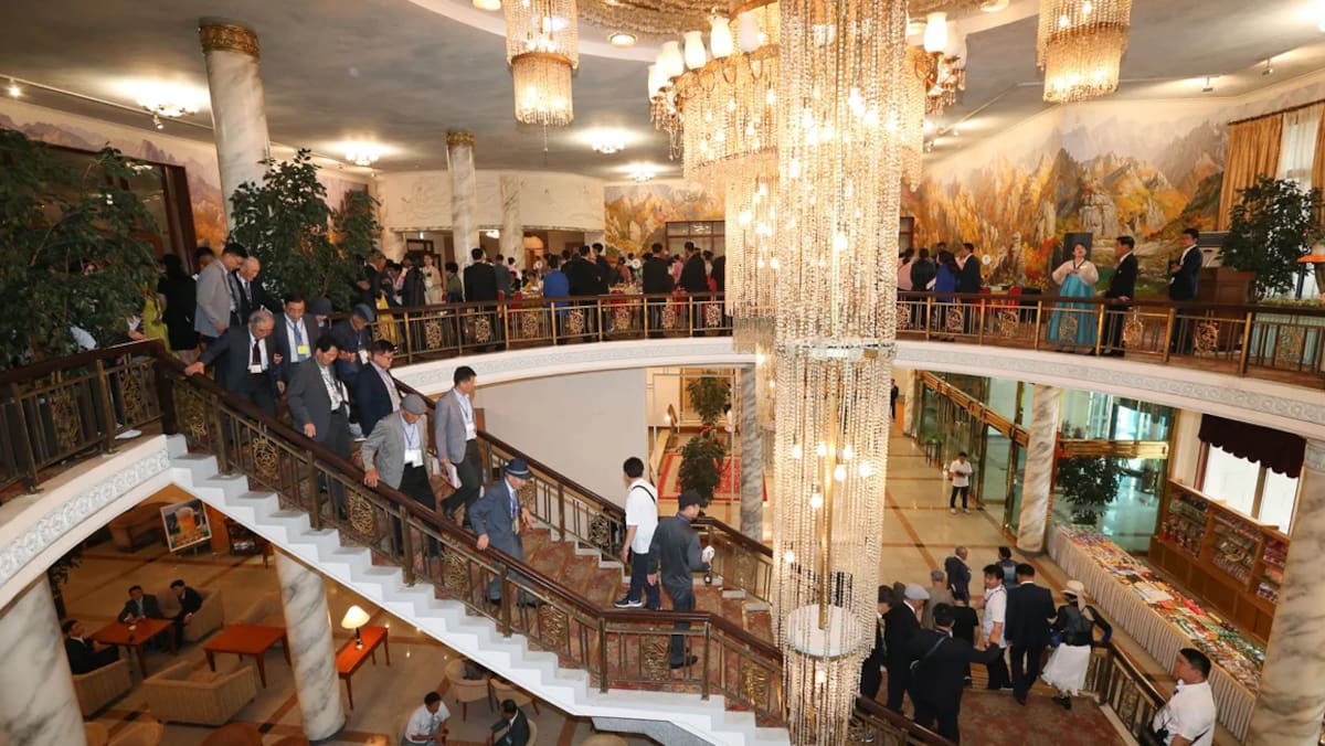 Los surcoreanos se trasladan a su habitación después de una reunión con sus parientes norcoreanos durante una reunión familiar separada en el complejo turístico Mount Kumgang en la costa sureste del Norte el 20 de agosto de 2018. / Getty Images.