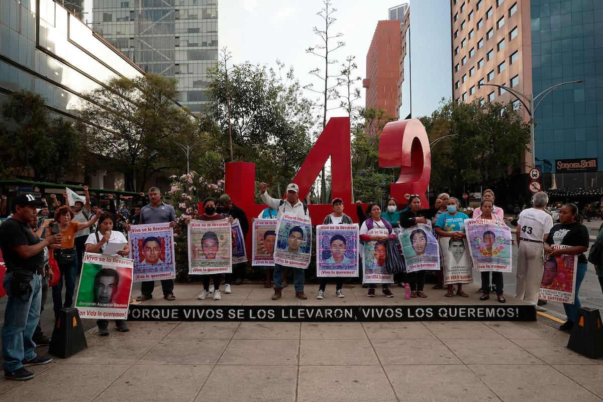 Familiares y amigos de los 43 estudiantes desaparecidos de la Escuela Normal "Isidro Burgos" de Ayotzinapa protestan hoy, en Ciudad de México (México). EFE/José Méndez