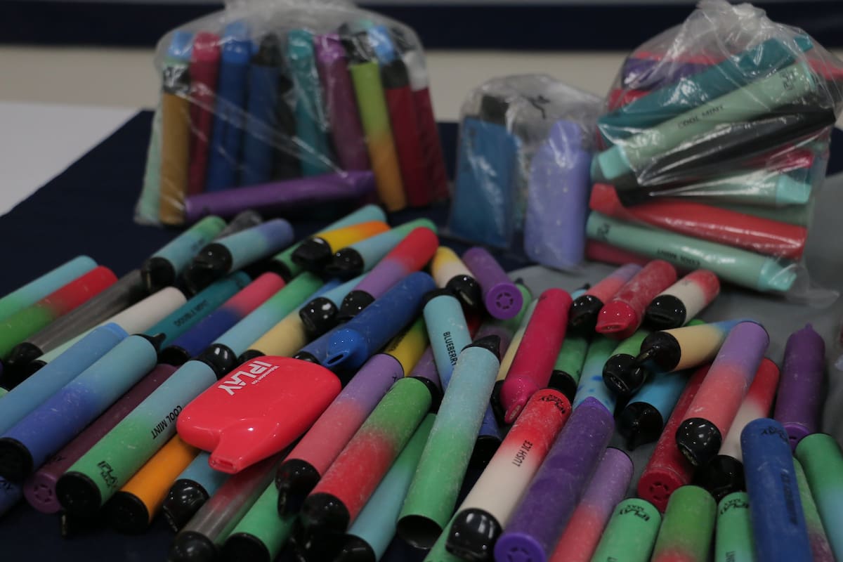 Los vapeadores se han convertido en un problema en algunas escuelas. Foto: GH