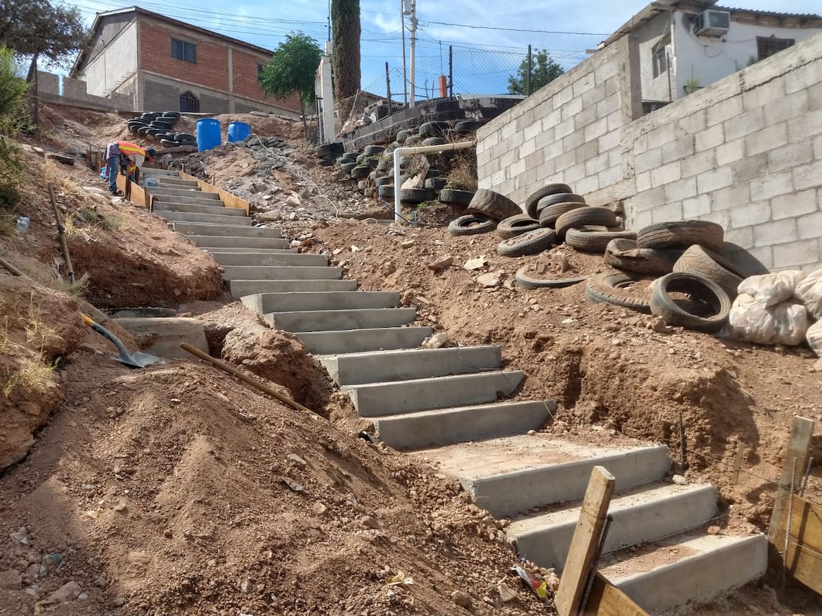 En esta zona se aprecia el momento en que cambian los escalones de llantas por unos de concreto.