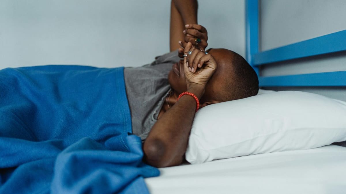 Sentir ansiedad al despertar podría estar relacionado con estrés y falta de sueño regular, advierten expertos, quienes recomiendan ajustar la rutina nocturna y buscar ayuda profesional si afecta la vida diaria