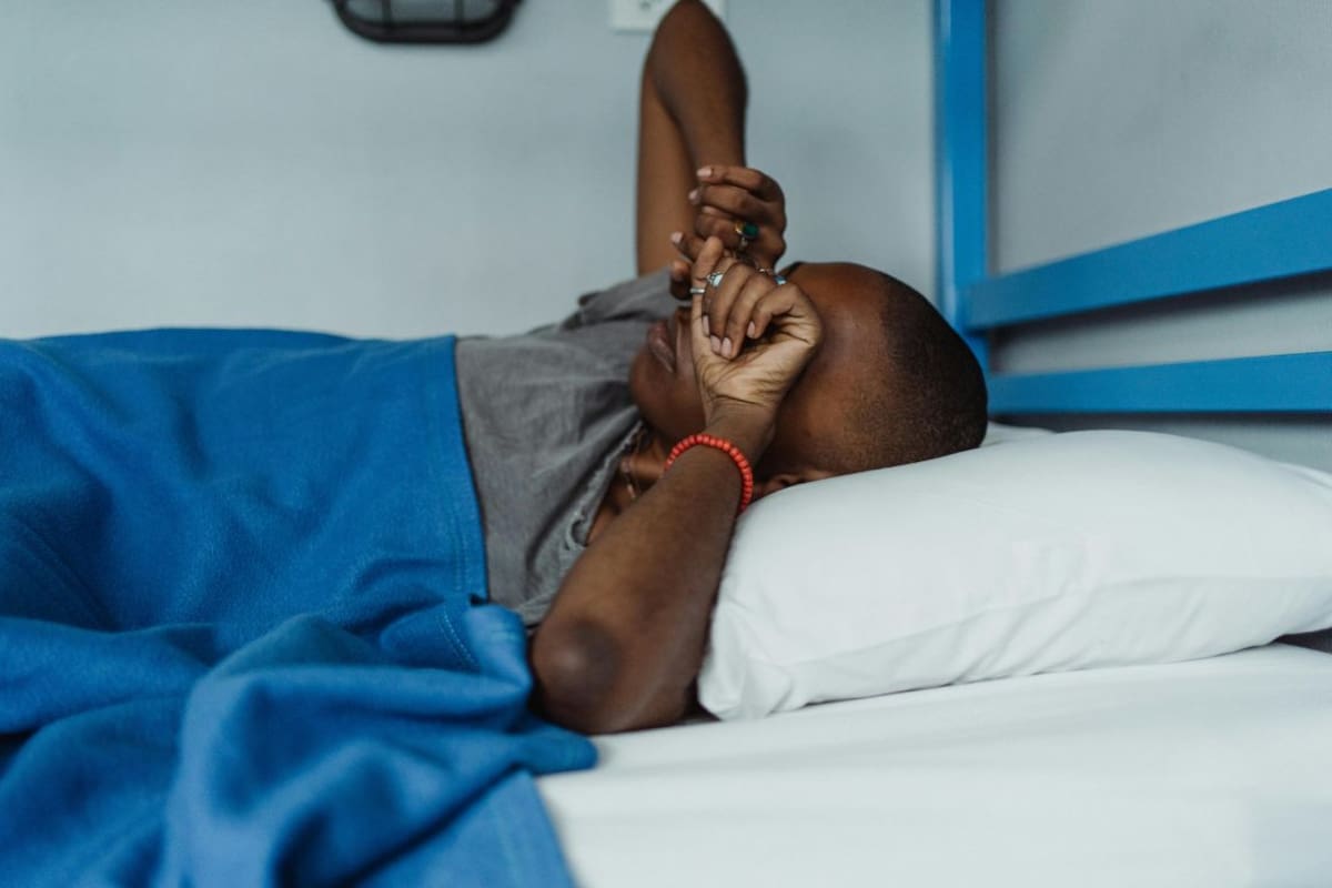 Sentir ansiedad al despertar podría estar relacionado con estrés y falta de sueño regular, advierten expertos, quienes recomiendan ajustar la rutina nocturna y buscar ayuda profesional si afecta la vida diaria