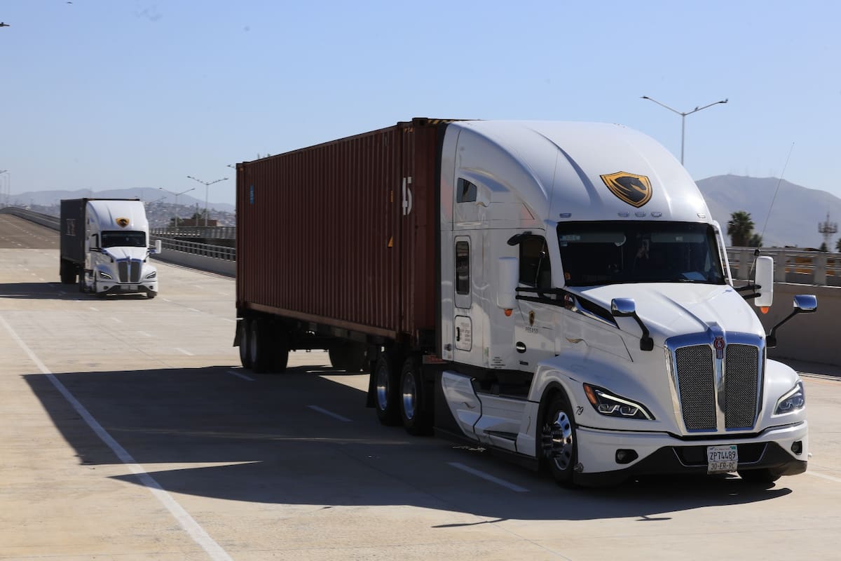 Los primeros tractocamiones vacíos comenzaron a circular por los accesos de la nueva infraestructura aduanal en la zona de Las Torres, como parte del inicio gradual de operaciones de Otay II. Foto: Sergio Ortiz