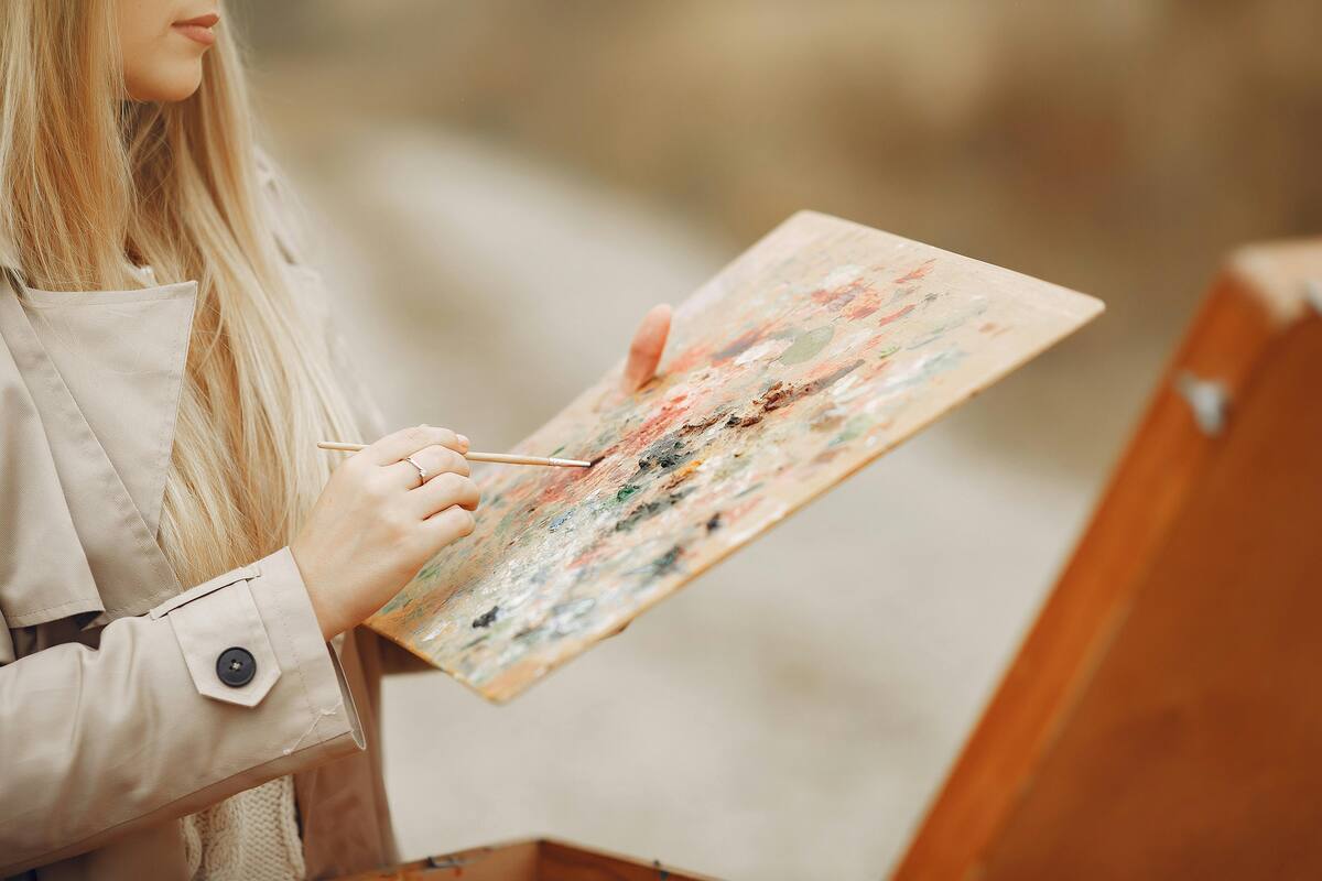 La pintura o alguna actividad creativa beneficia al cerebro.