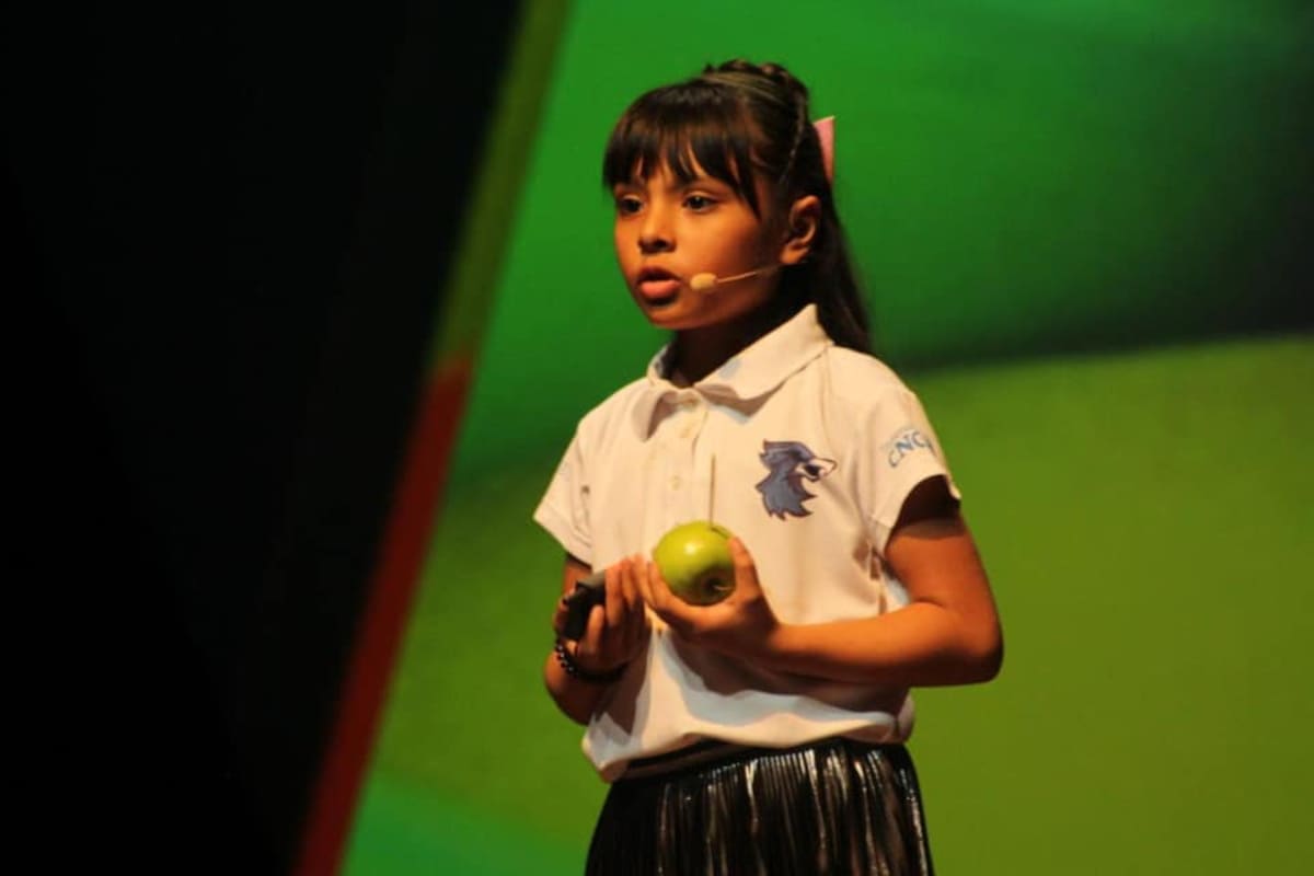 Adhara, la mexicana de 8 años que estudia 2 carreras y es más inteligente que Einstein