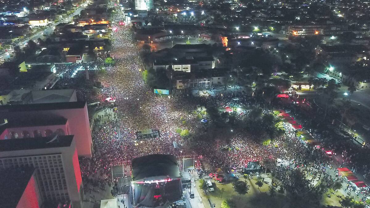 En una vista aérea se observa la gran asistencia que se registró ayer al concierto de Los Ángeles Azules en esta ciudad.