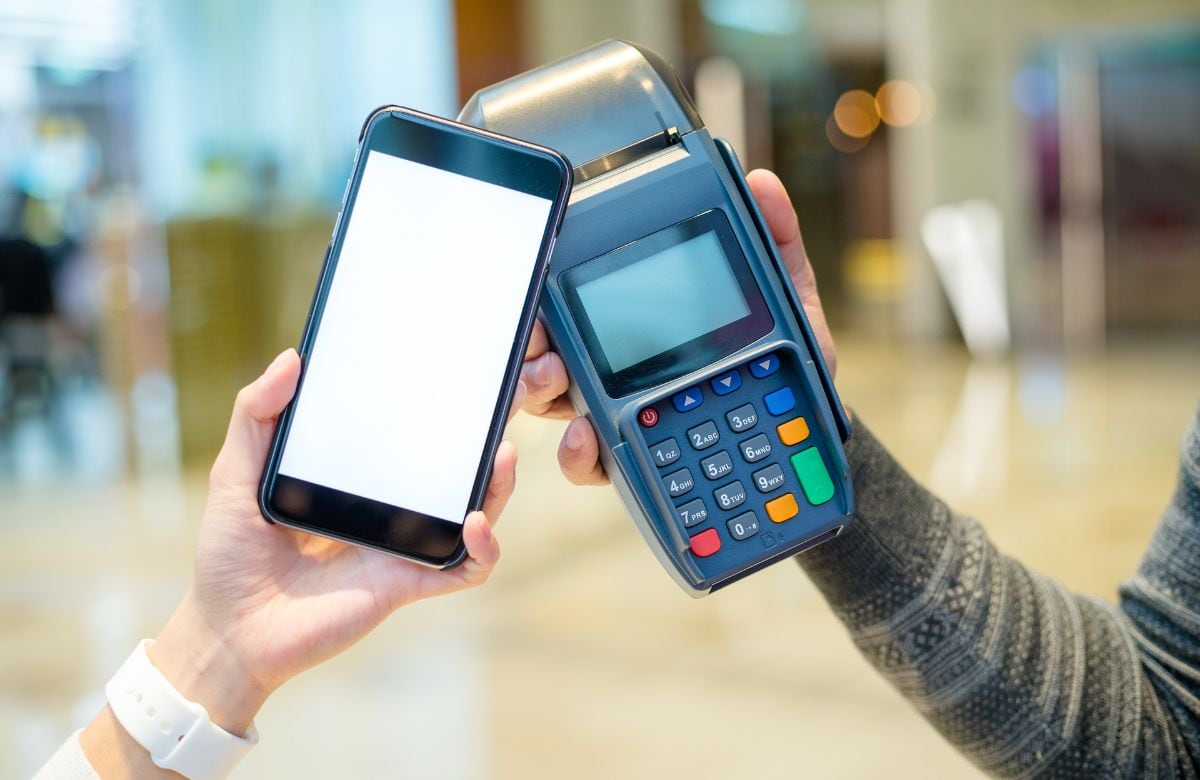 Bancos, apps de transporte, delivery, mensajería y cuentas laborales pueden presentar fallas si el usuario deja de recibir SMS, códigos de seguridad o llamadas por no completar el registro obligatorio de líneas móviles en México. | Foto: Especial.