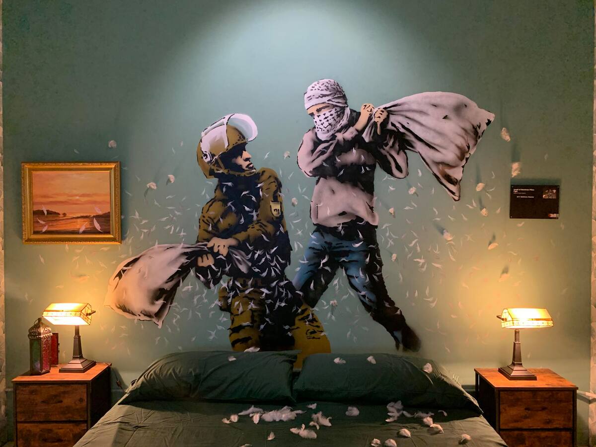 Aún con su crítica social, Banksy se distingue por su oposición a la comercialización del arte y museos.