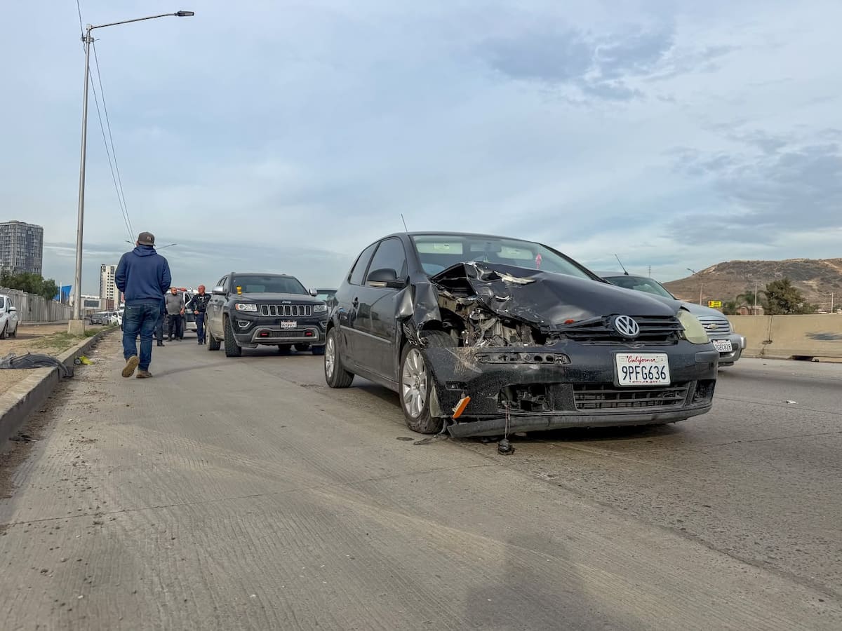 Un choque entre tres vehículos sobre la Vía Rápida Alamar, a la altura de la Universidad Xochicalco, provocó afectaciones al tránsito durante la mañana de este sábado. Foto: Cortesía / Border Zoom