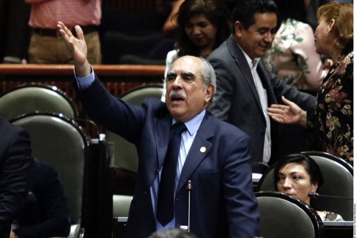 Es absurdo que AMLO tenga que autorizar viajes a servidores públicos: Diputado