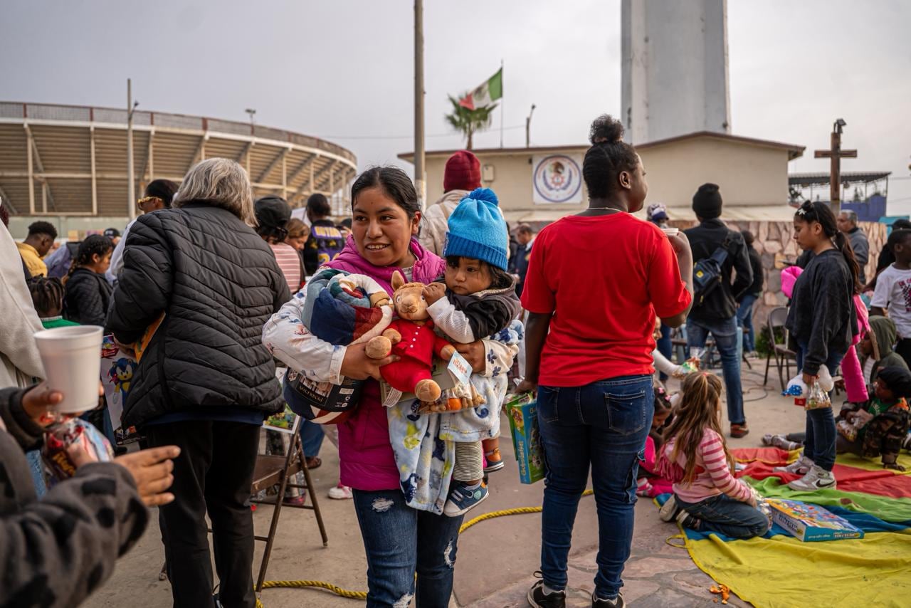 Activistas colocan en el centro a personas repatriadas y advierten un endurecimiento del trato hacia la comunidad migrante en la frontera. Foto: Border Zoom