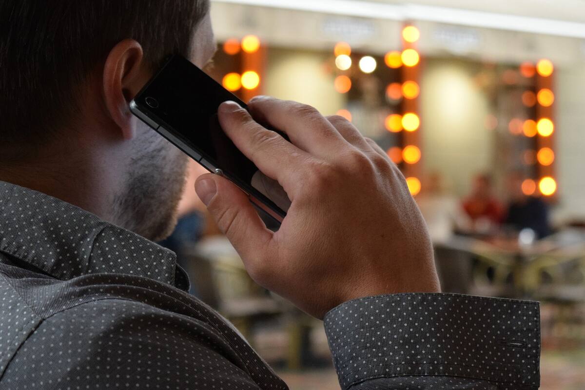 NY sopesa multar a personas por textear al caminar