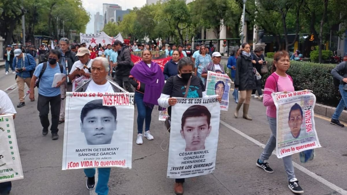 “No hubo condiciones para que se escuchara la voz de los padres y madres de los 43″: Padres de los 43 de Ayotzinapa regresan a Guerrero