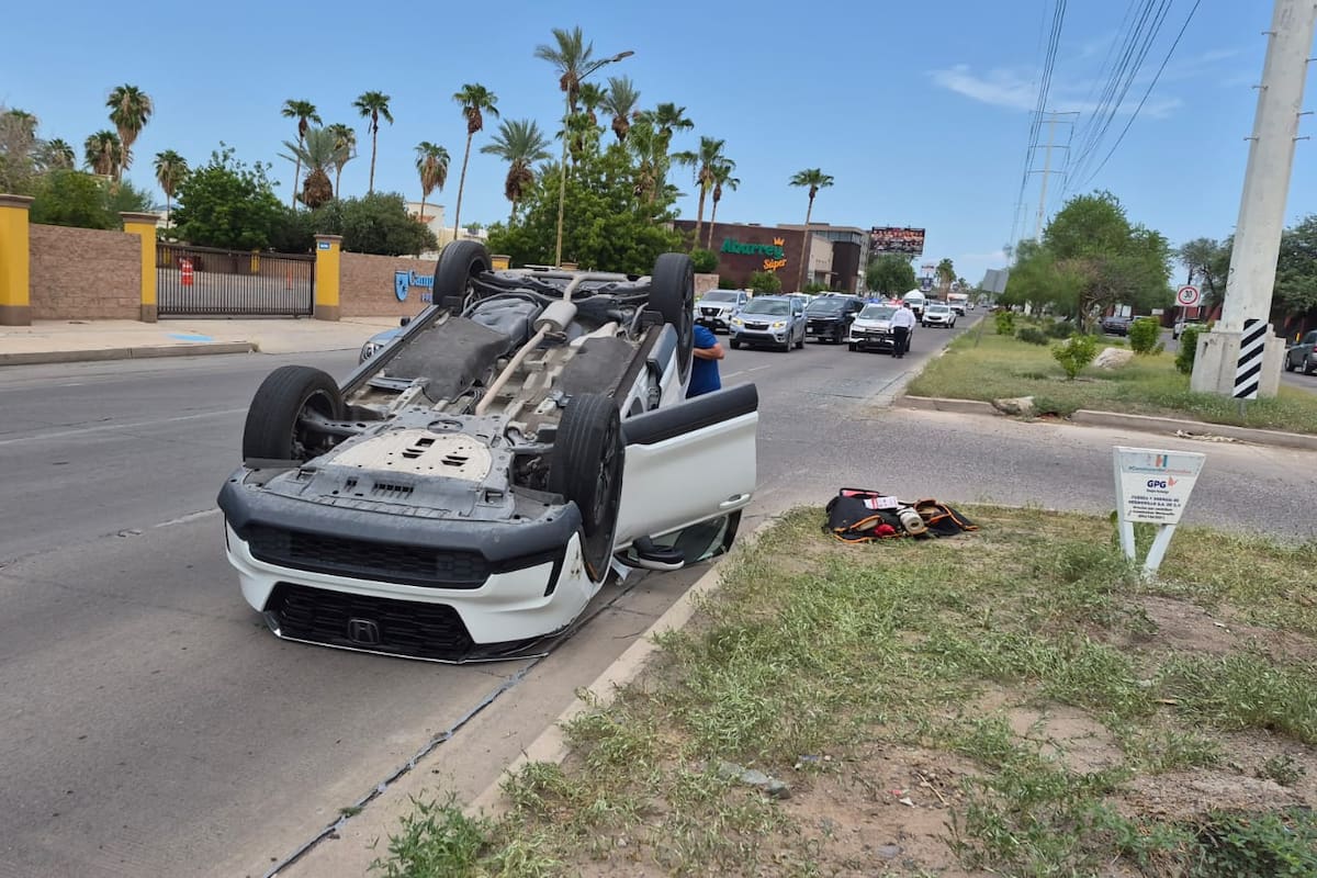 Choque volcadura en Hermosillo ocasiona solo daños materiales; conductores resultan ilesos