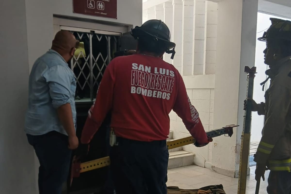 Adulto mayor queda atrapado en elevador del Palacio Municipal de SLRC