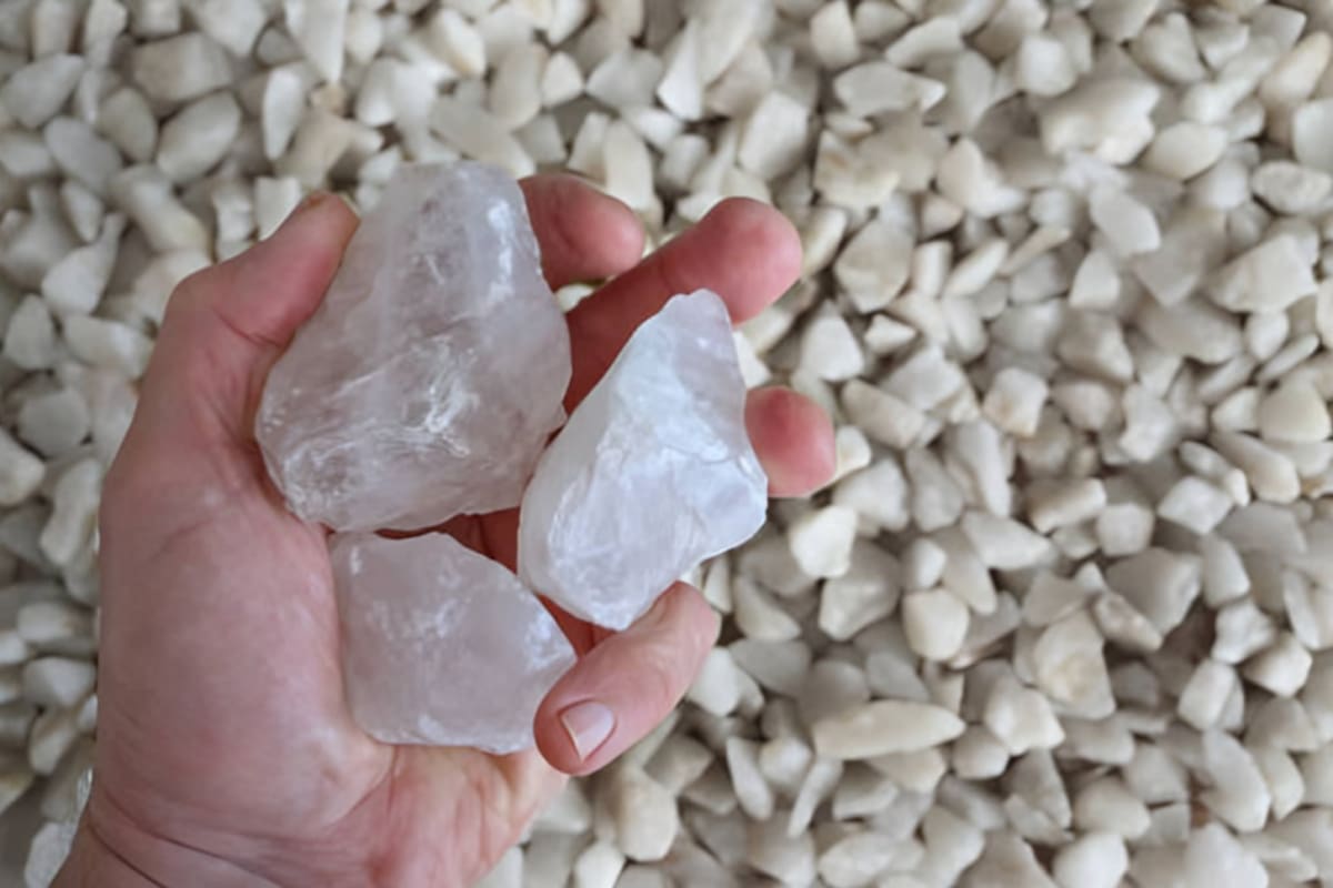 Cómo usar la piedra de alumbre para un cabello sano