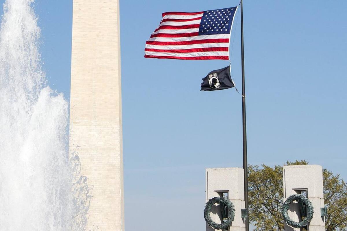 Estados Unidos honra a muertos por Covid con 600 mil banderas blancas en Washington