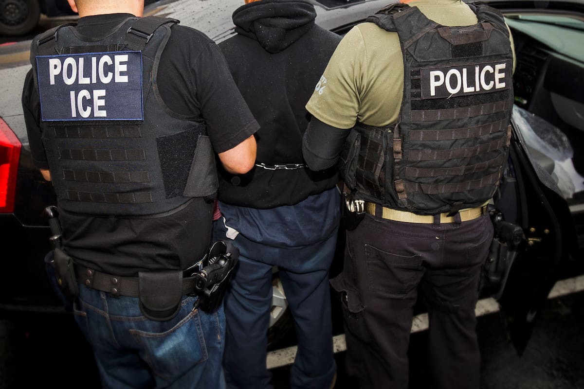 Empleados de clínica en California enfrentan cargos federales por interferir en operativo migratorio