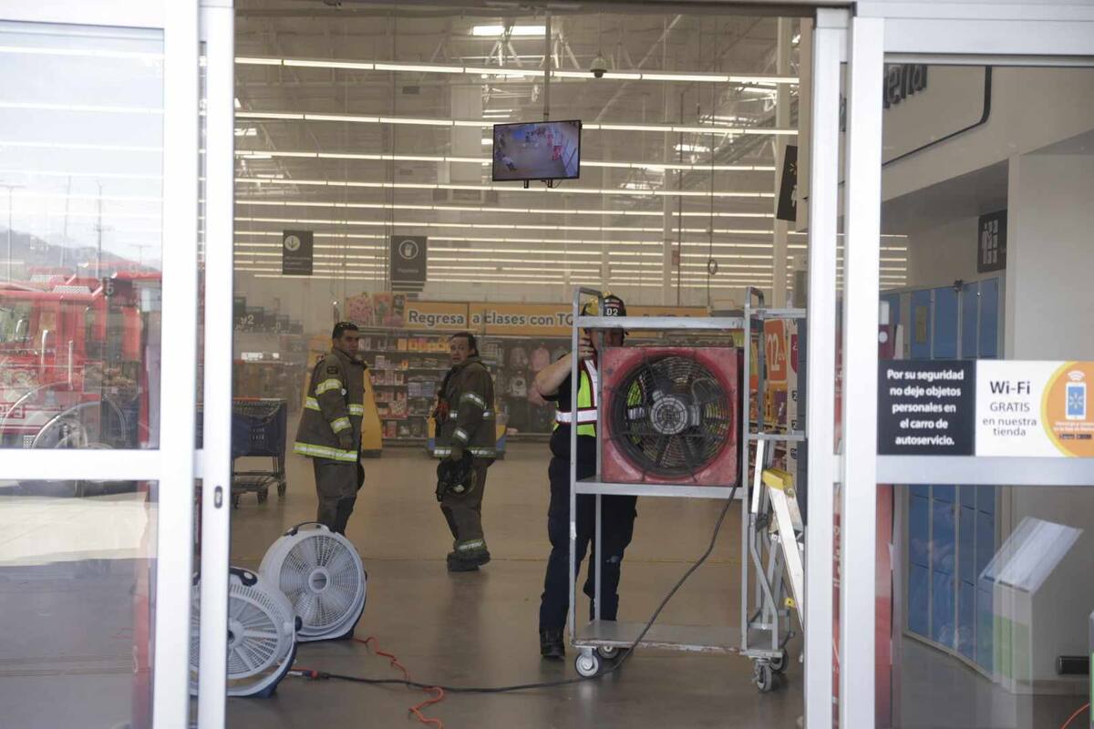 Conato de incendio en el área de electrónica de Walmart Progreso | Foto: Teodoro Borbón