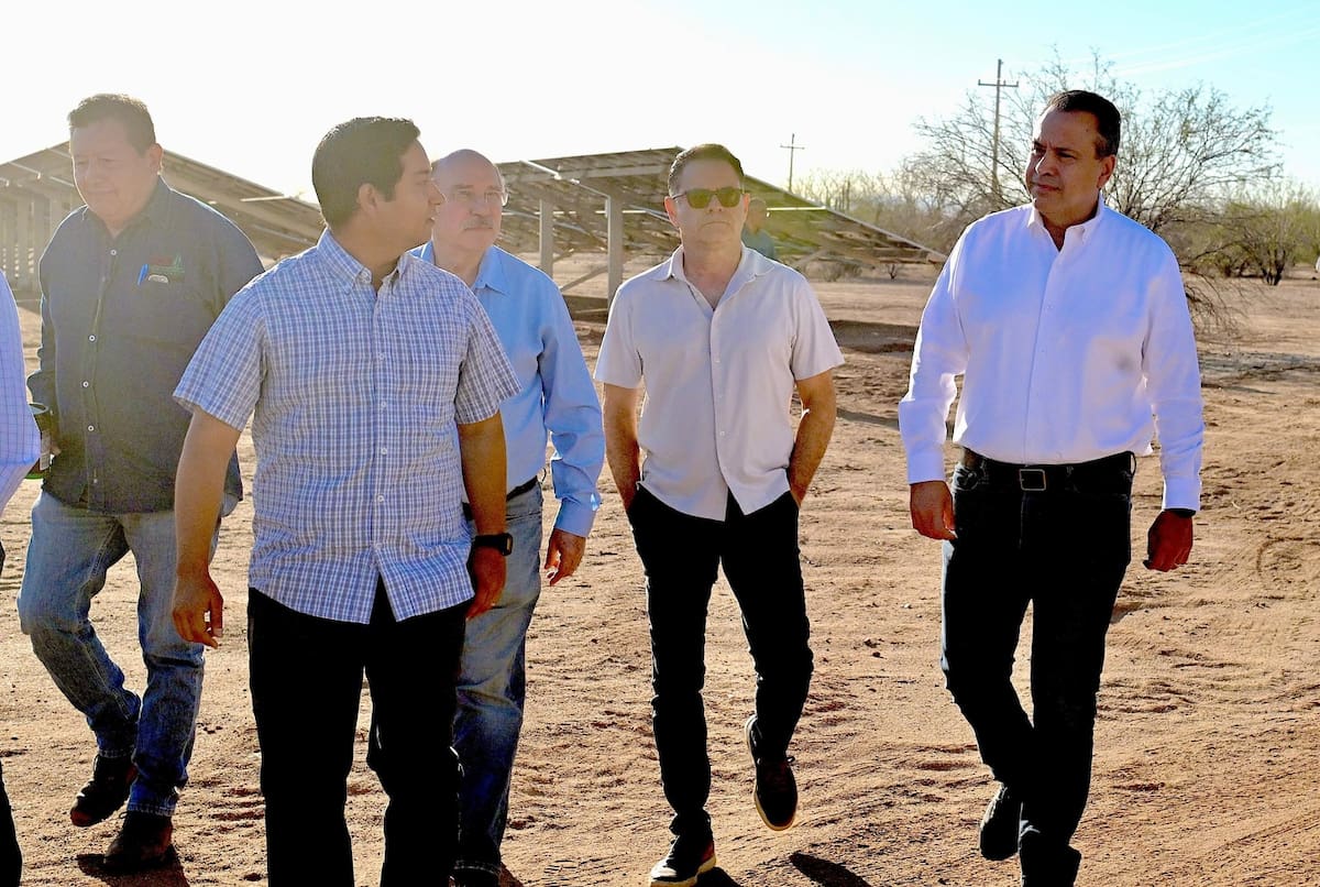 El alcalde Antonio Astiazarán supervisó la instalación de paneles solares, destacando el ahorro en energía y la mejora en el servicio de agua.