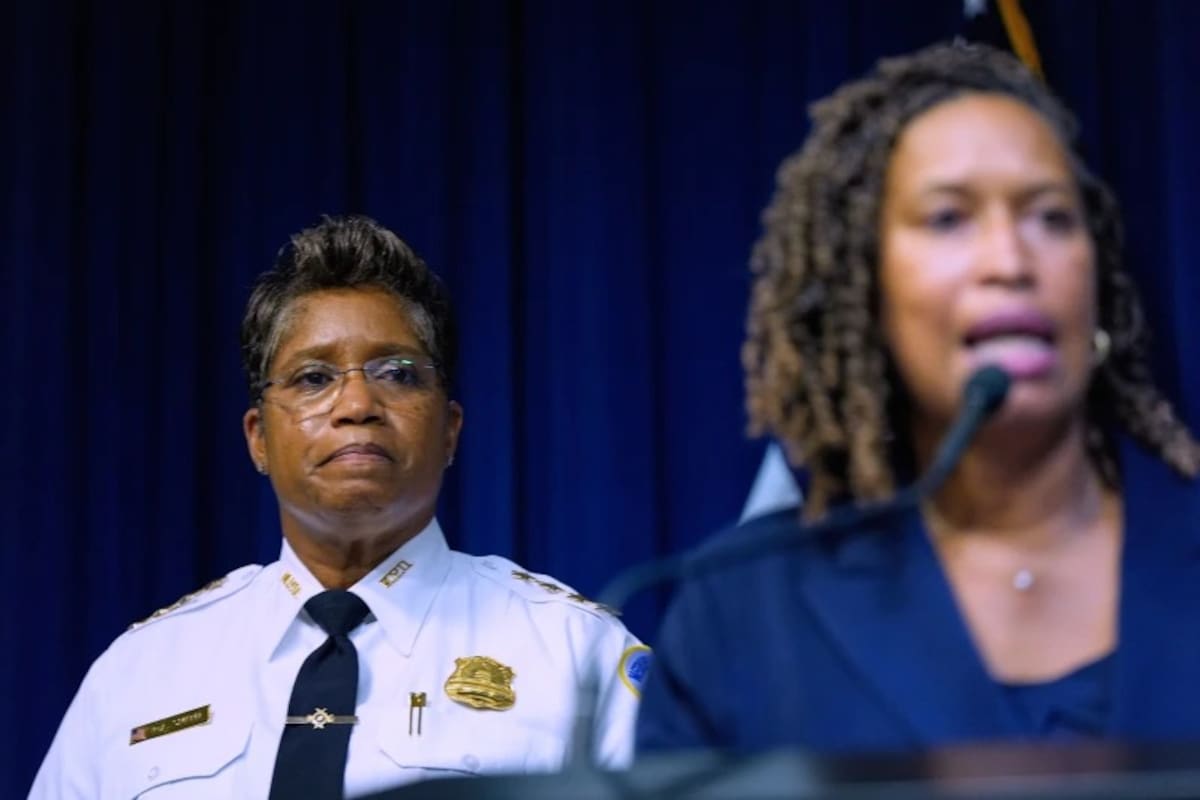 La jefa del Departamento de Policía Metropolitana, Pamela Smith, escucha a la alcaldesa de Washington, Muriel Bowser, durante una conferencia de prensa sobre el plan del presidente Donald Trump de poner a la policía de Washington bajo control federal y desplegar tropas de la Guardia Nacional en Washington, el 11 de agosto de 2025. | Crédito: AP/Julia Demaree Nikhinson, archivo