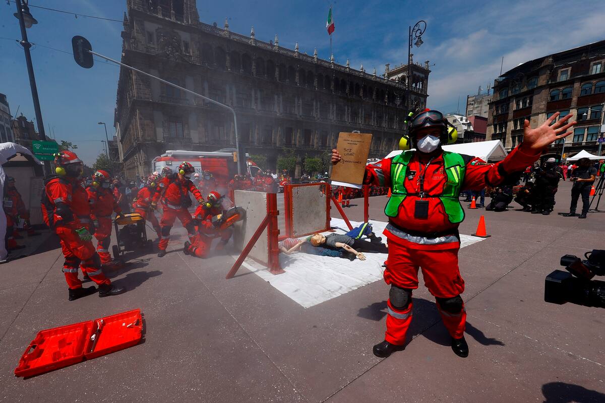 Joven muere presuntamente tras caer durante simulacro de sismo