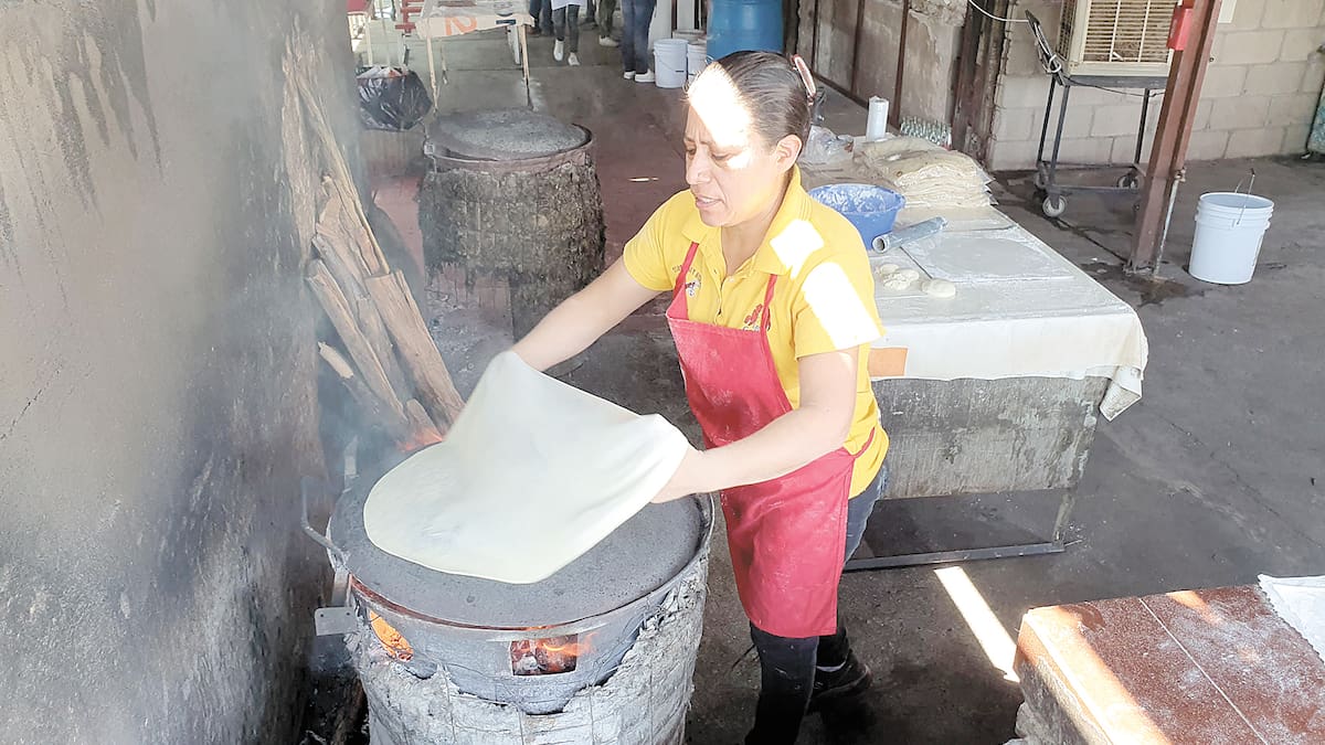 Las tortillas de harina "grandes" no pueden faltar en su puesto.