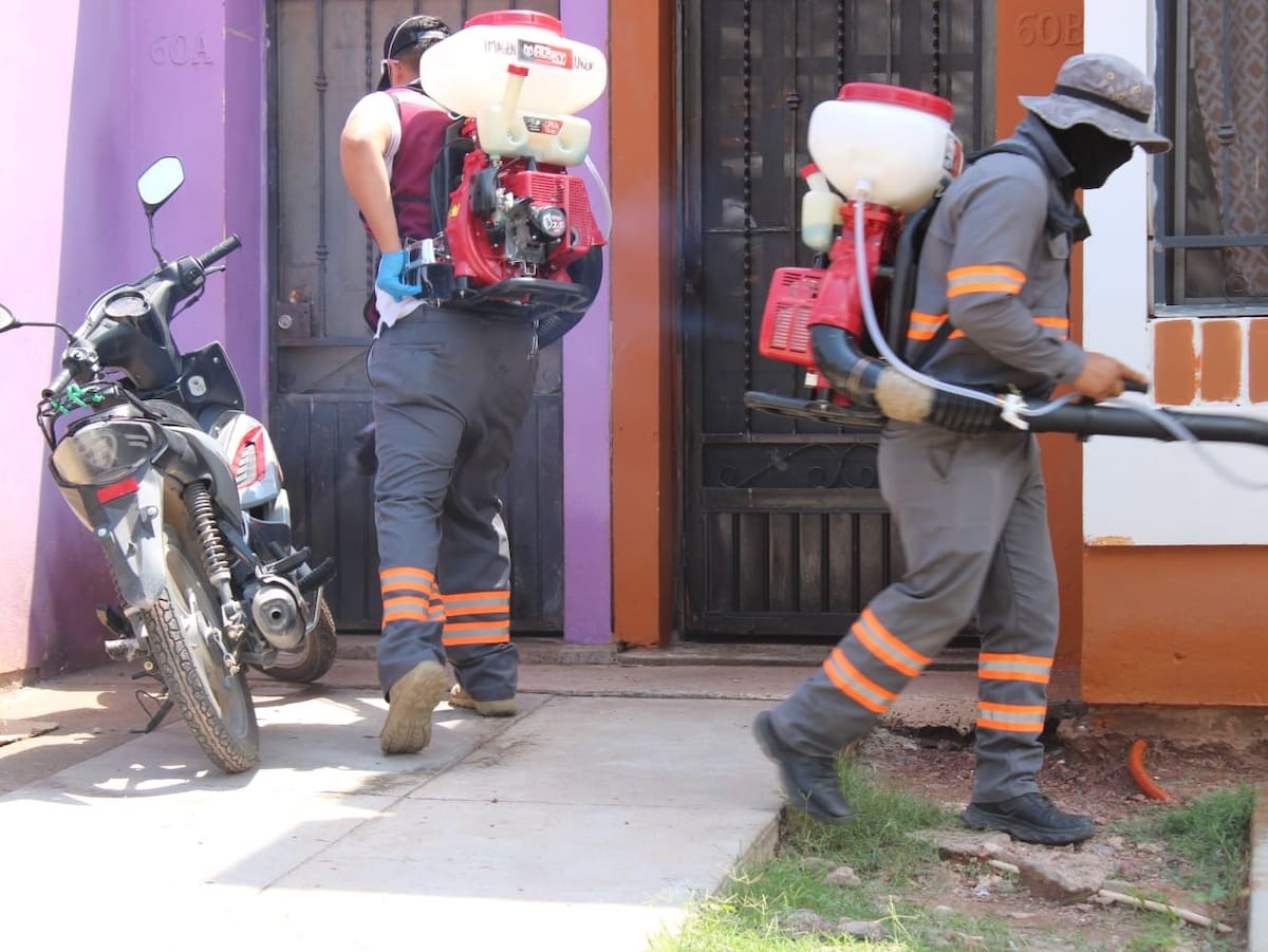 Personal de la Secretaría de Salud realiza labores de fumigación en colonias de Hermosillo para reducir la presencia del mosquito transmisor del dengue. FOTO: BANCO DIGITAL