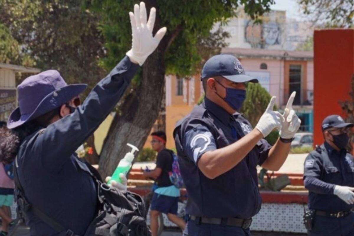 Policía vial de Oaxaca alerta del Covid-19 con lenguaje de señas