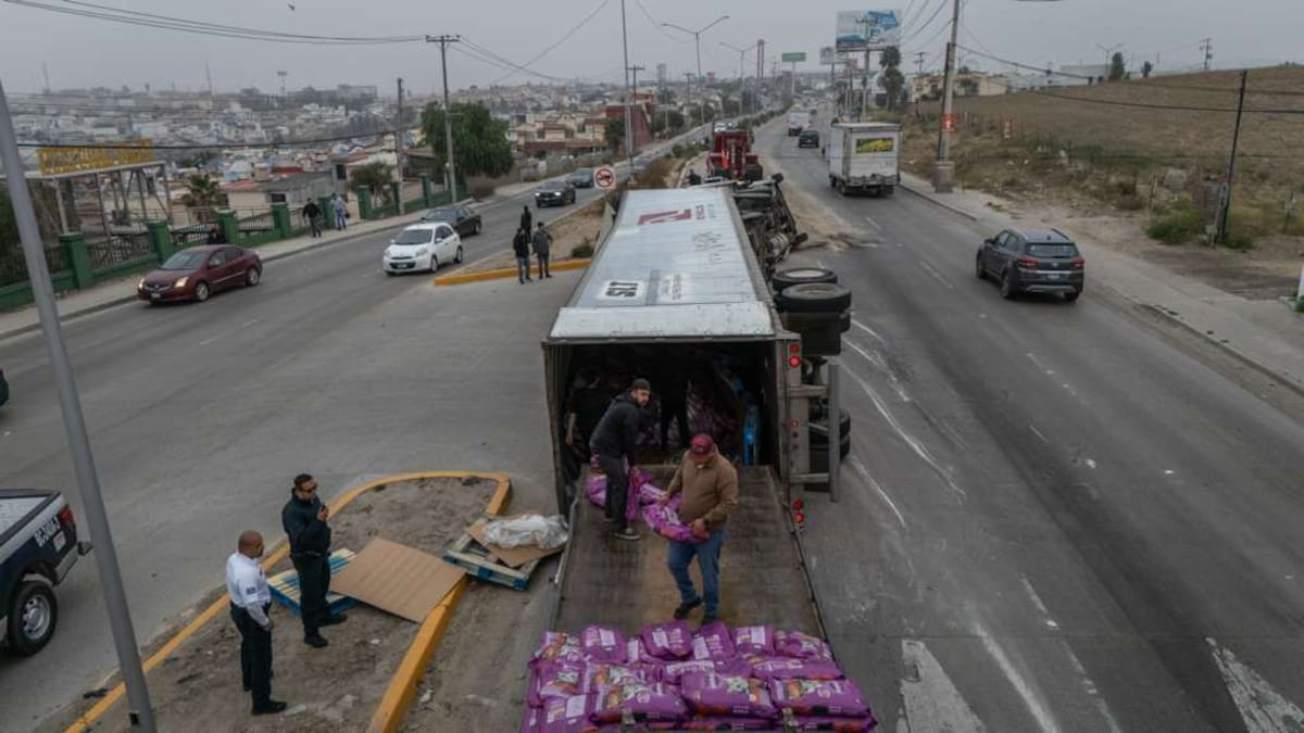El conductor resultó ileso tras el accidente; autoridades realizaron labores de limpieza y control vehicular en la zona. Foto: Border Zoom