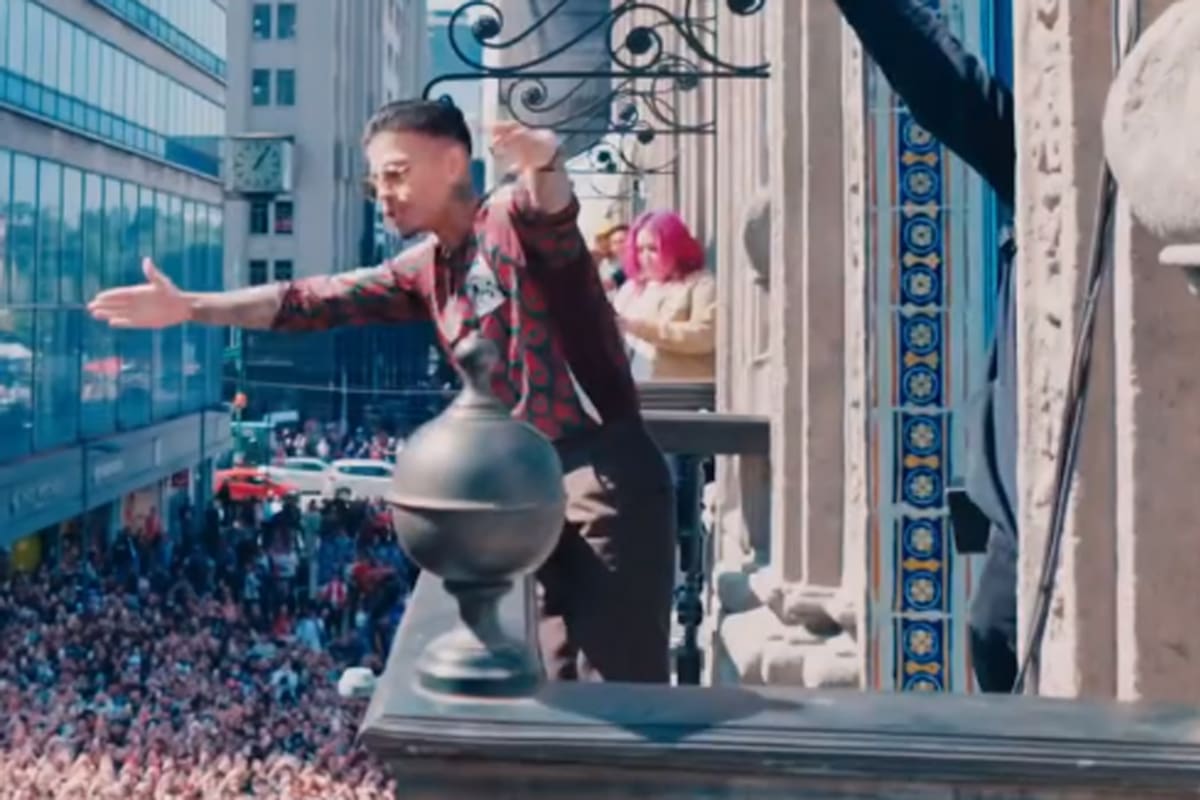 Rauw Alejandro sorprende a seguidores en el Centro Histórico de la CDMX