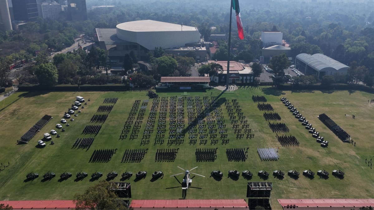 Miles de militares mexicanos se adiestran permanentemente en tácticas de combate, rescate y operaciones especiales para enfrentar desde el crimen organizado hasta desastres naturales que amenazan a la población. (GobMex)