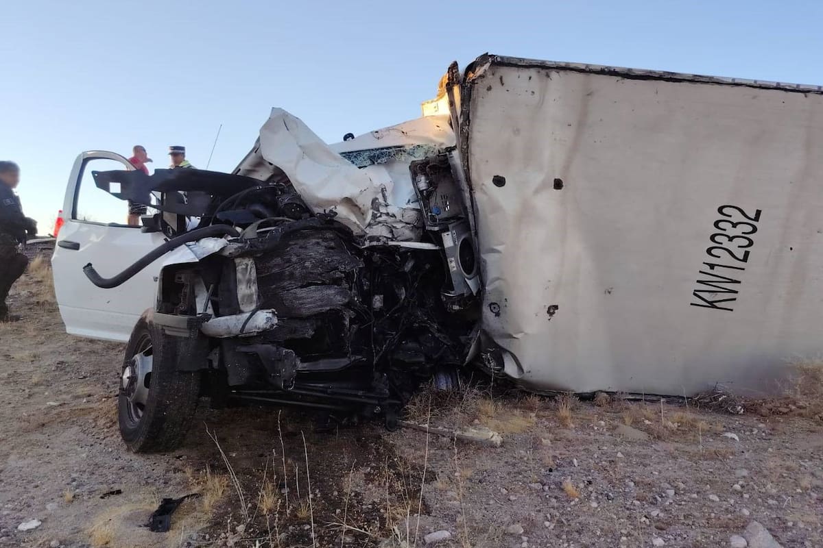 Muere una persona en choque frontal entre tráiler y pickup en la carretera San Luis–Sonoyta