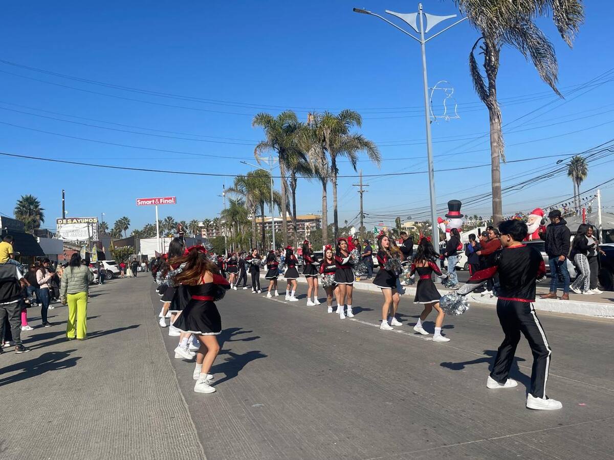 Contingentes de estudiantes realizan ejercicios deportivos.