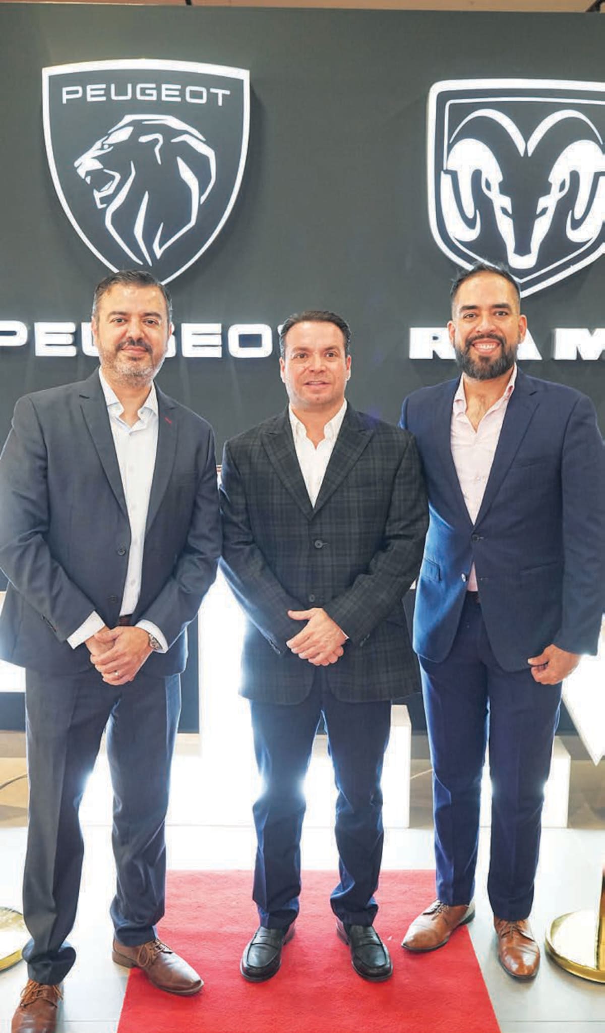 Roberto Zuzuárregui, director de Opera-
ciones de Next Bienes Raíces; José Sierra,
presidente, y Sixto Robles, director de Marketing y Tecnología. FOTO: ESPECIAL