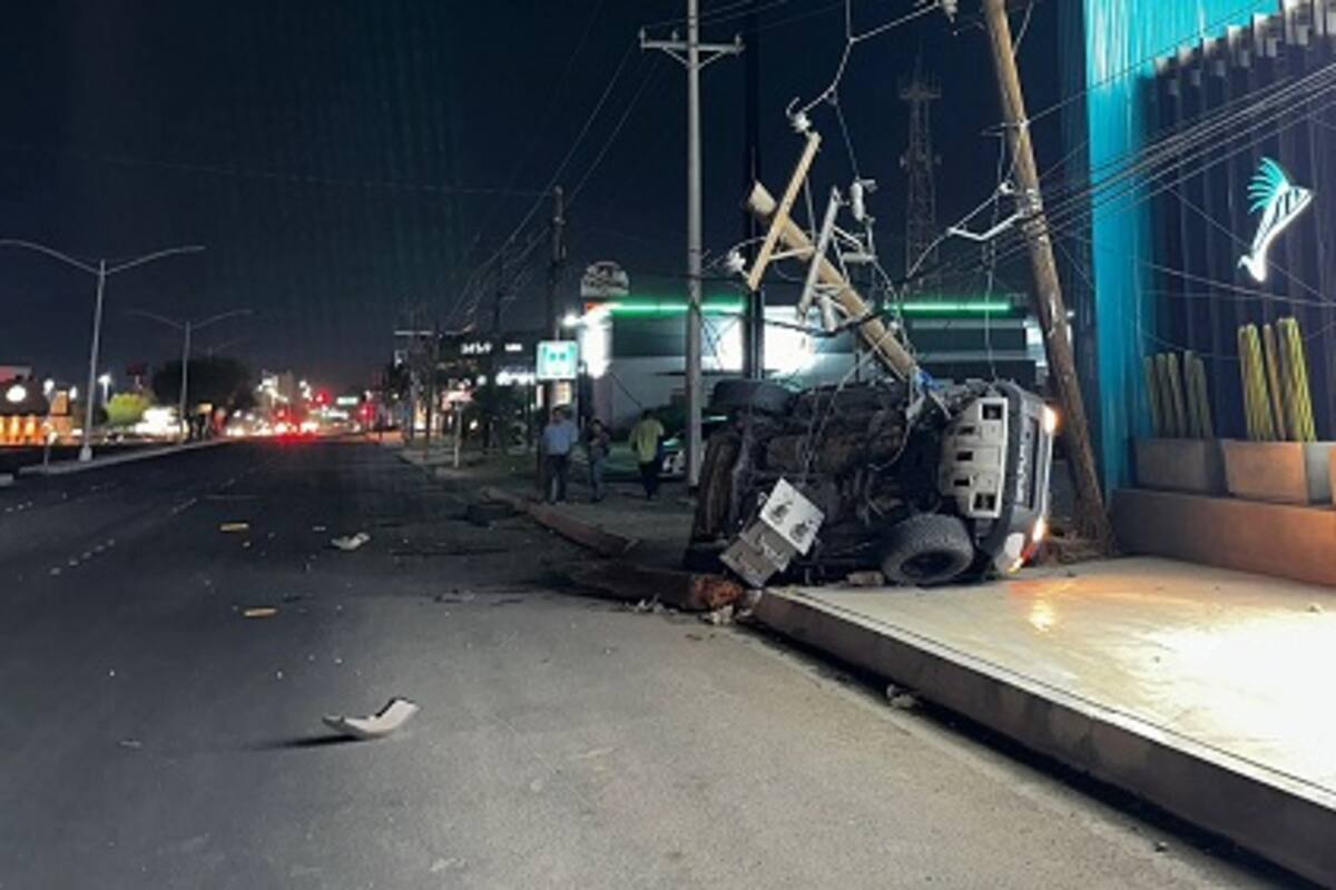 Choca y vuelca en calzada Cetys