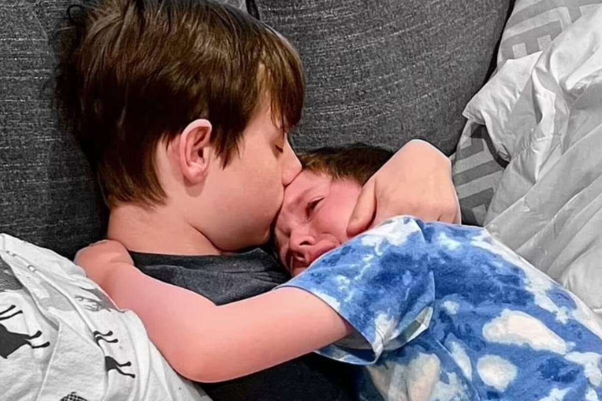 Viral: La imagen de un niño con cáncer terminal consolando a su hermanito, tras enterarse de que pronto morirá, conmociona las redes