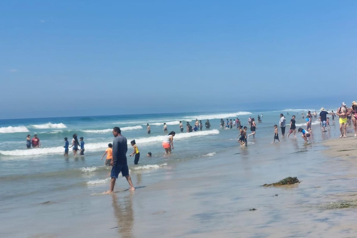 Acuden miles a las playas de Rosarito por el calor