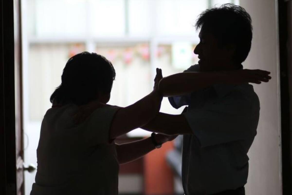 Mujer reporta a su pareja ante las autoridades por agresión