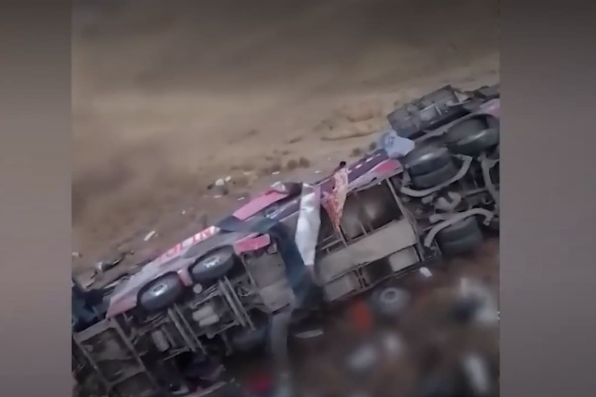 Van 24 personas fallecidas al caer por un barranco cuando viajaban en un bus en Perú