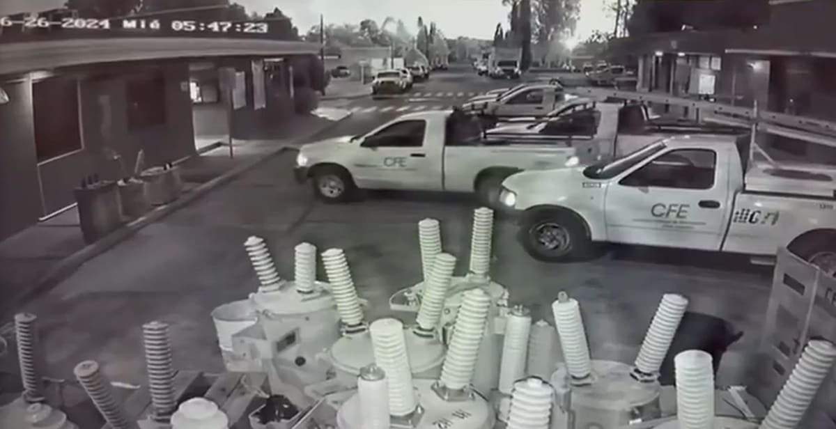 camioneta de la CFE se mueve sola / Captura de pantalla