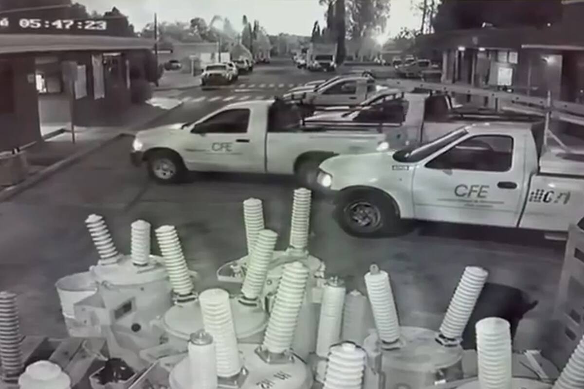 ¿Un fantasma? Captan a camioneta de CFE moviéndose sola