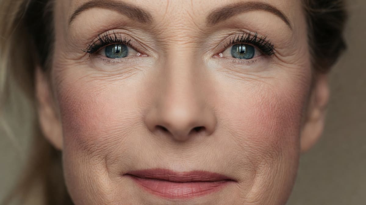 Cómo aplicar el maquillaje en piel madura sin que se cuartee | Foto: Grok